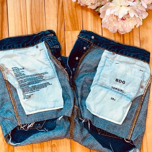 Urban Outfitters BDG Mid Rise Cut Off Jean Shorts - Picture 7 of 7